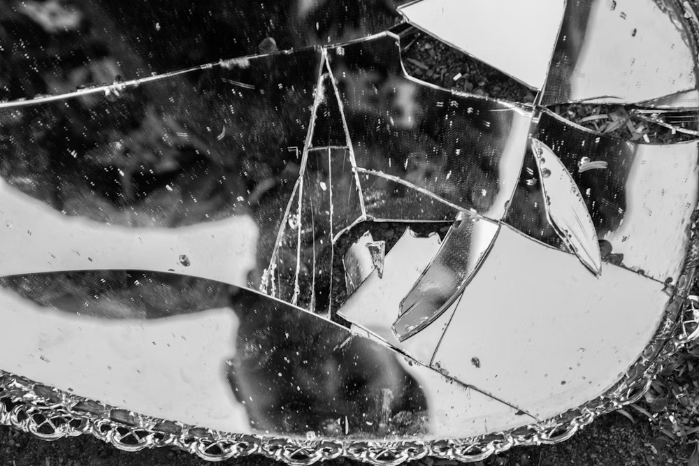 Erratically cracked glass